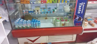 Витрина холодильник сотилади