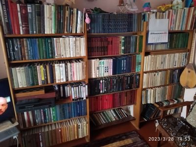 Продается книжная полка с книгами.