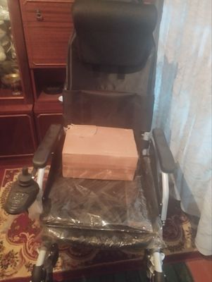 .Elektron pultli nogiron aravachasi yengi
