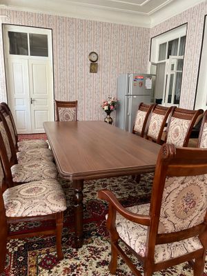 Стол и стулья