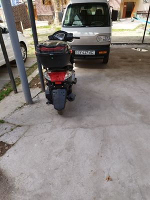 Sukuter 125 kubli bezni holati Yaxshi 100km 3L holati Yaxshi