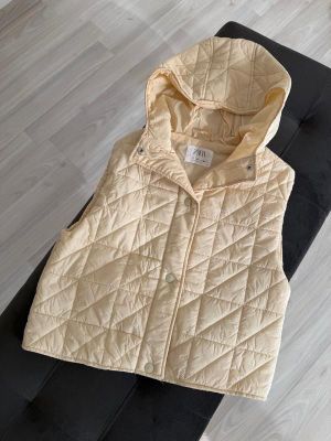 Zara жилет безрукавка бежевая с капюшоном