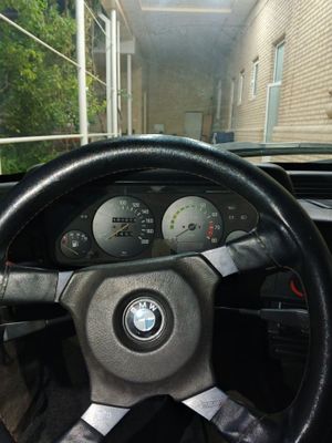 Bmw moshina sotiladi