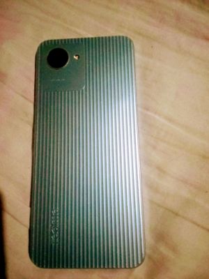 zarur boʻlgani uchun sotyapan telefon