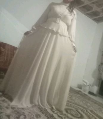ko‘ynak shifon qaymoq rang bir maratoba kiyilgan