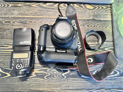 Canon 700D с обьективом 50mm и вспышкой