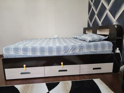 Продам двуспальную кровать с ящиками и с матрасом, бу