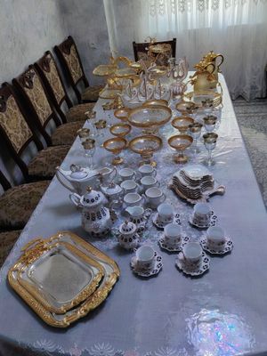 zarhal chiroyli idishlar to'plami sotiladi