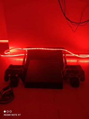 Приставка ps 4 продажа срочно 4 джойстика + зарядка