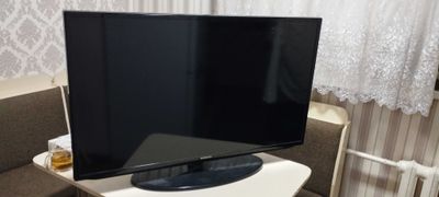 Телевизор Samsung 40" диагональ модели UE40