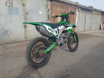 Продается кроссовый мотоцикл Kawasaki KX250F 2013 года.