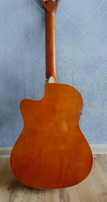 klassik gitara, ekvalayzorni qollab quvatlaydi.