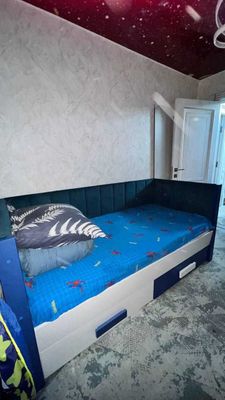 Подростковая кровать и шкаф