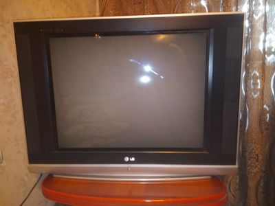 Телевизор LG LED. В рабочем состоянии. Вместе с тумбочкой