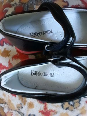 Продаются туфли для девочки.