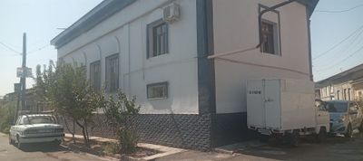 Nazarbek grant oldida kochda xovli sotiladi srochna 4 xona 1.5 sotik
