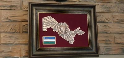 Подарочная картина из меди "Карта Узбекистана" — в раме