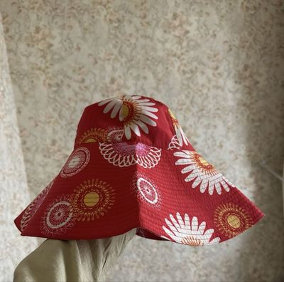 Прикольная красная шляпка с цветами