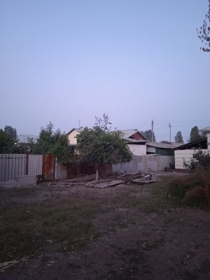 Hovli yarimi sotiladi
