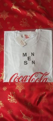 Продаётся футболка с логотипом Coca- Cola.