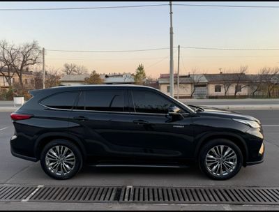 Toyota highlander hybrid limited e-four