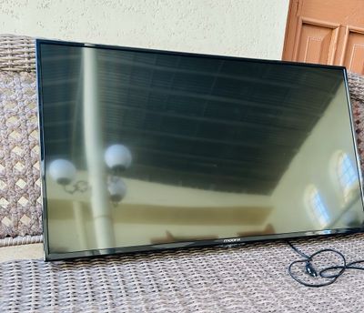 SMART телевизор Moon x 43 4K UHD
