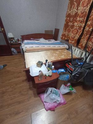 Продаётся 2х спальня кровать с матрасом + тумбочки
