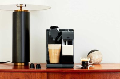 Капсульная кофемашина Nespresso с вспенивателем молока от De'Longhi