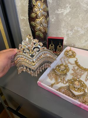 Taqinchoqlar sotiladi
