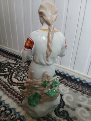 Фарфоровая статаэтка