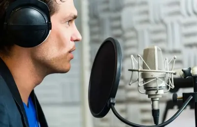Услуги диктора (озвучание рекламы,дубляж фильмов,роликов и т д).