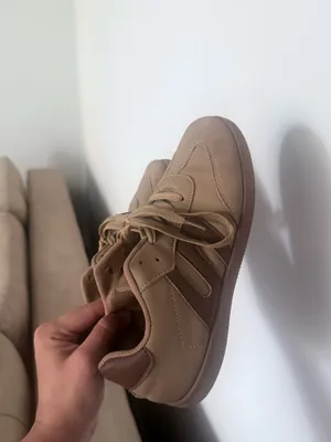 Кроссовки женские