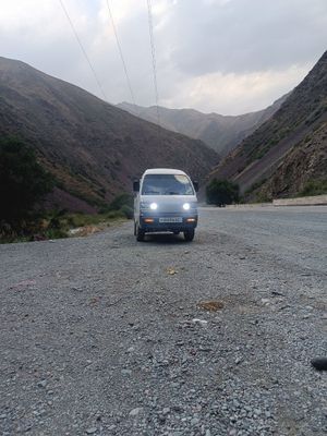 Moshina holati alo bir qol. Metan bor 13 balon taqilgan.