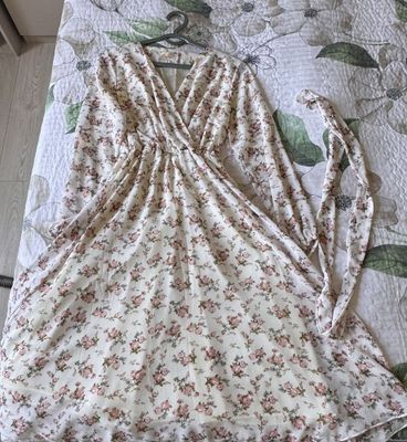 Продаю платье изящное в нежный цветочный принт