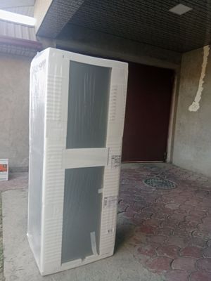 Абсолютно новый холодильник фирмы BEKO цвет стальной