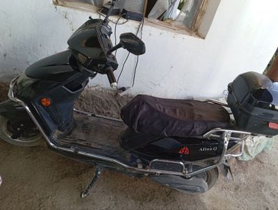 Срочно продам свой новый скутер он новый в подарок шлем дадим!