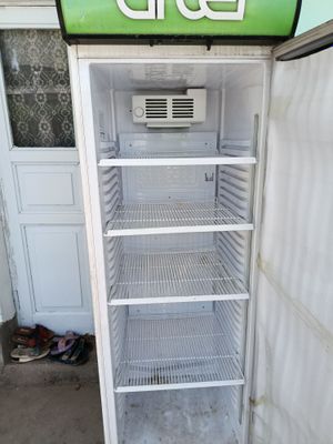 Продается Витринный холодильник Artel 380L