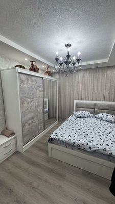 Двухспальный кроват, шкаф, 2 тумбочка, трюмо и один комот