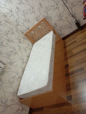 1 kishilik divan sotiladi