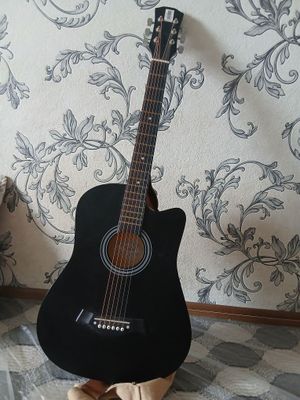 Gitara sotiladi qora rangda K