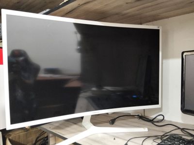 Samsung curved 32 monitor sotiladi arzon narxda