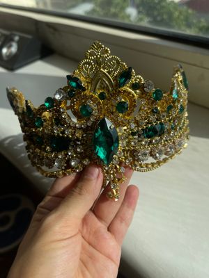 Ансамбль темно зеленого цвета  с короной