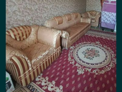 Продаётся ковёр плотный,колин сотилади калин яхши холатда.