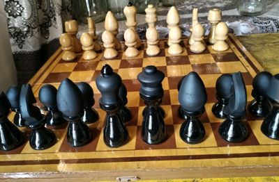 Ноёб, Чинордан ясалган эски давр шахмати сотилади