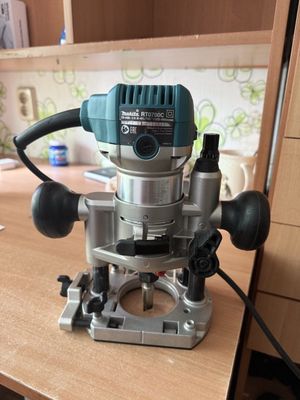 Фрезер Makita RT0700C — Мощный, Точный, Как Новый!"