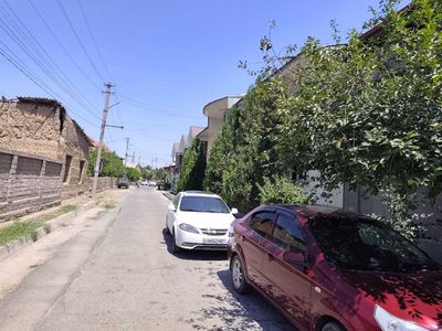 Уй сотилади Зангиота Корзинка якинида катта куча 100 метр, нархи 52000