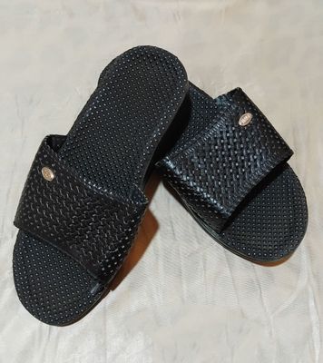 Тапочки женские.
