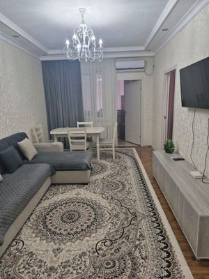 2х комнатная на 1м этаже, Художник