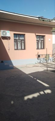 Hovli sotiladi srochna