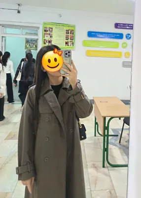 Stilni sevuchilar uchun klassik korichneviy plash.